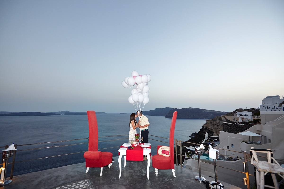 Santorini marriage proposal -balloons