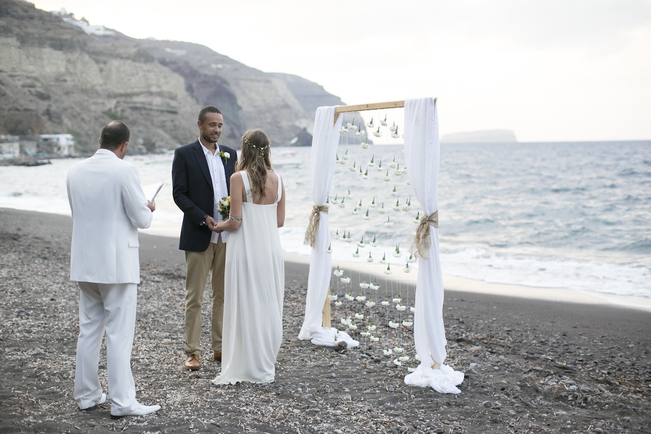 Bohemian wedding in Santorini-wedding ceremony